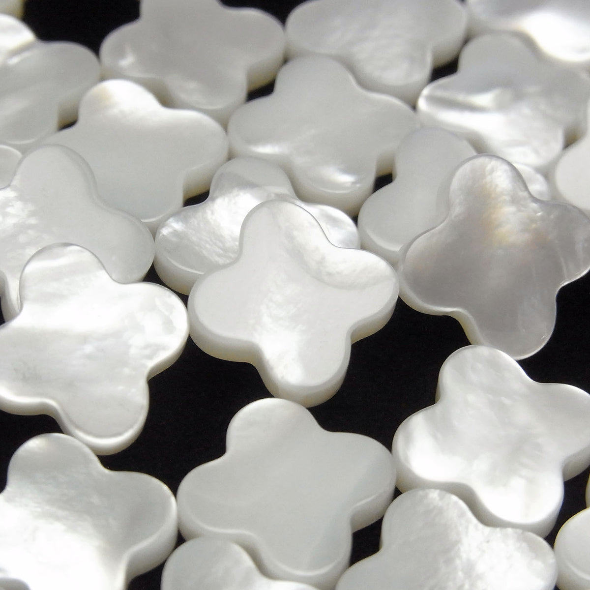 優質白色貝殼AAA花朵圖案13x13x3公釐 1/4或1串珠子(約15英吋/38公分)
