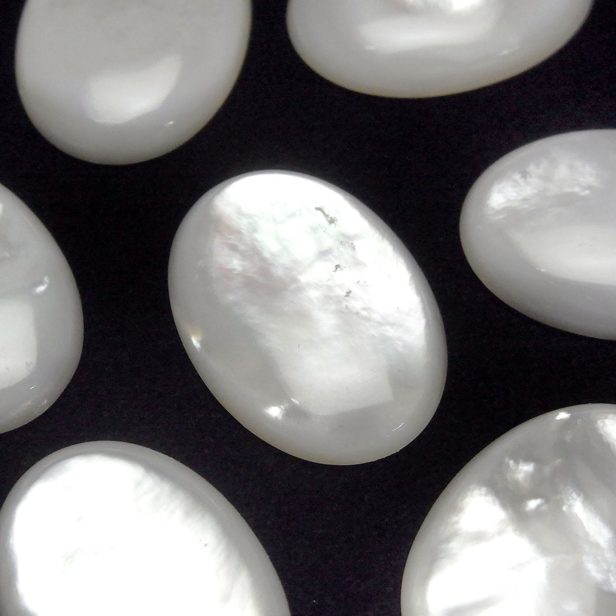 High Quality White Shell (Silver-Lip Oyster) AAA Oval Cabochon 25x18mm 1pc