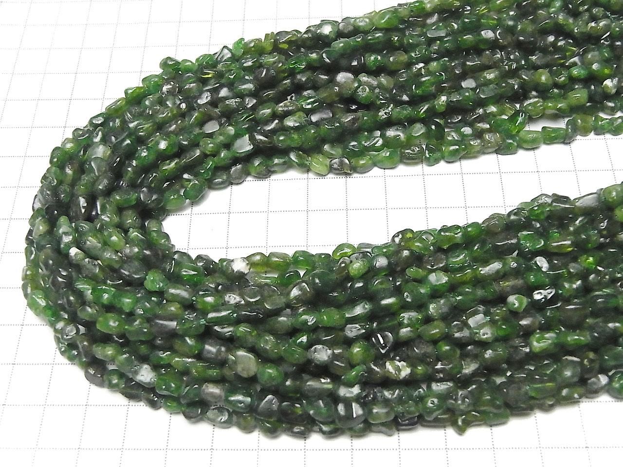 Diopside Chromifère AA, petites pépites, 1 rang de perles (environ 15 pouces/38 cm)