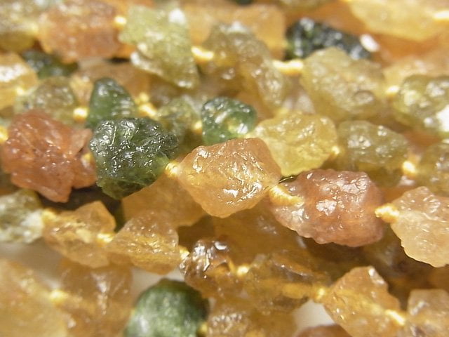 綠黃雙色電氣石 AA 級原石塊小墜飾 1 串珠(約 15 英吋/38 公分)