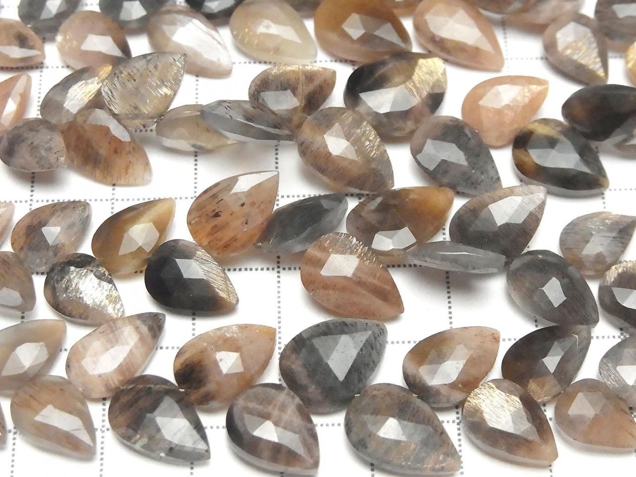 Hochwertiger Silber- und Goldschimmer mehrfarbiger Mondstein AA++ Blattform 1 Strang Perlen (20 Stück)