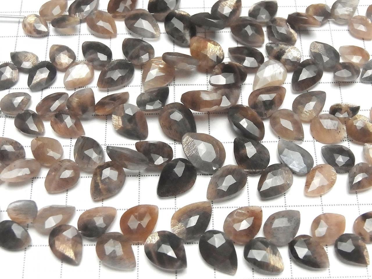 Hochwertiger Silber- und Goldschimmer mehrfarbiger Mondstein AA++ Blattform 1 Strang Perlen (20 Stück)