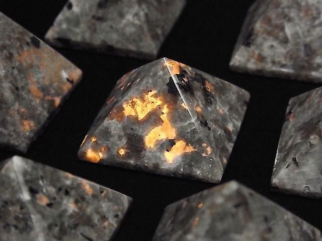 Yooperlite Pyramidenform 30x30mm 1 Stück