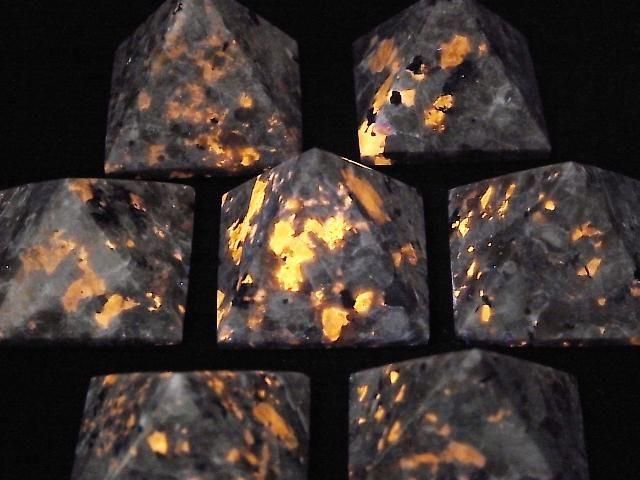 Yooperlite Pyramidenform 30x30mm 1 Stück