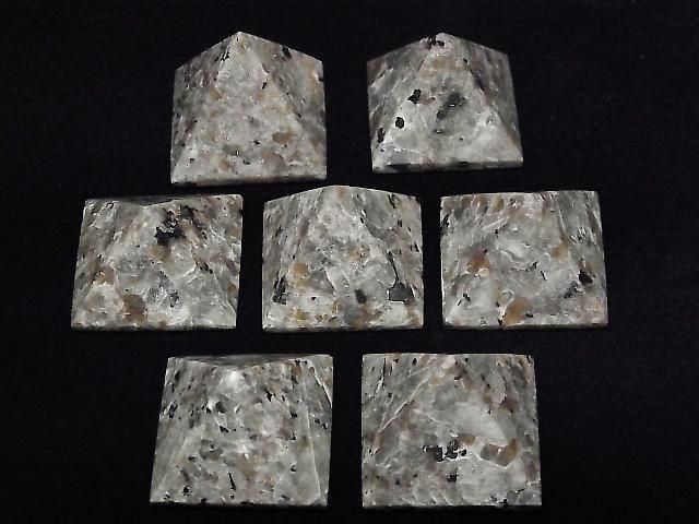 Yooperlite Pyramidenform 30x30mm 1 Stück
