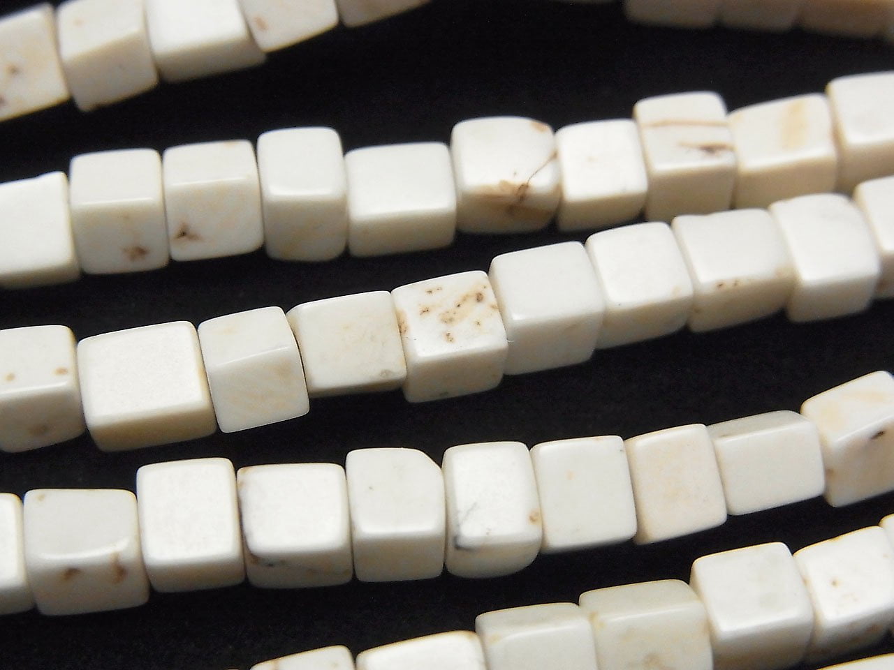 1 fil 4,79 $ ! Cubes de magnésite 4x4x4mm, 1 fil de perles (environ 37cm/15pouces)