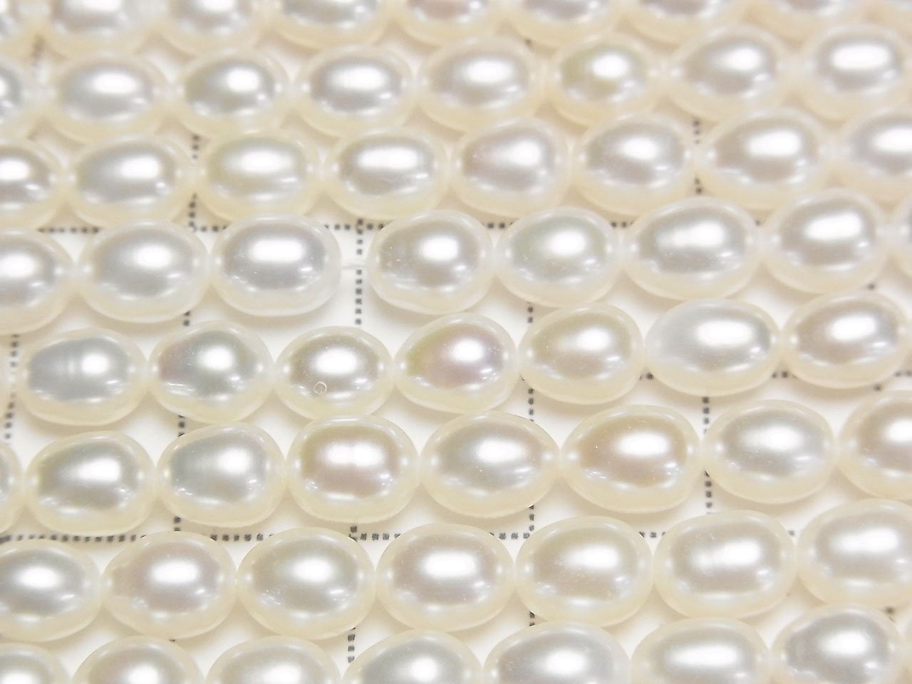 淡水珍珠 AA++ 米形 7x6x6mm 白色 1串珠子 (約 15 英寸/36 公分)