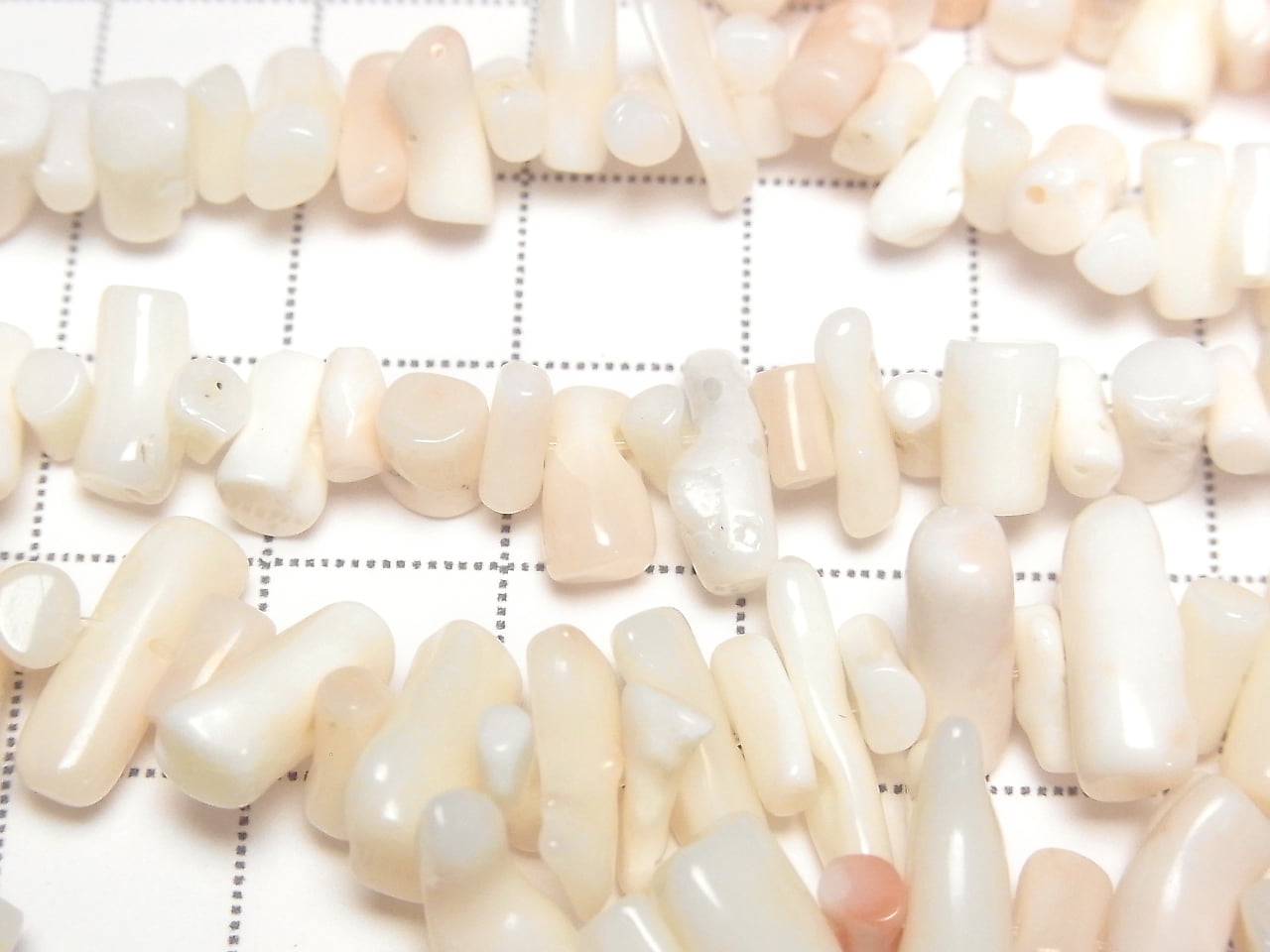 Corail naturel rose-blanc AAA en bâtonnets (fragments) pour une demi-ficelle ou une ficelle complète (environ 23 pouces/58 cm)