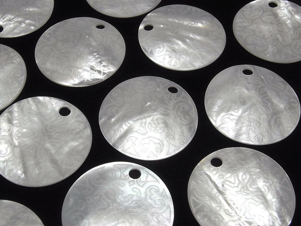 High Quality White Shell Carved Coin 40x40x2mm 1pc