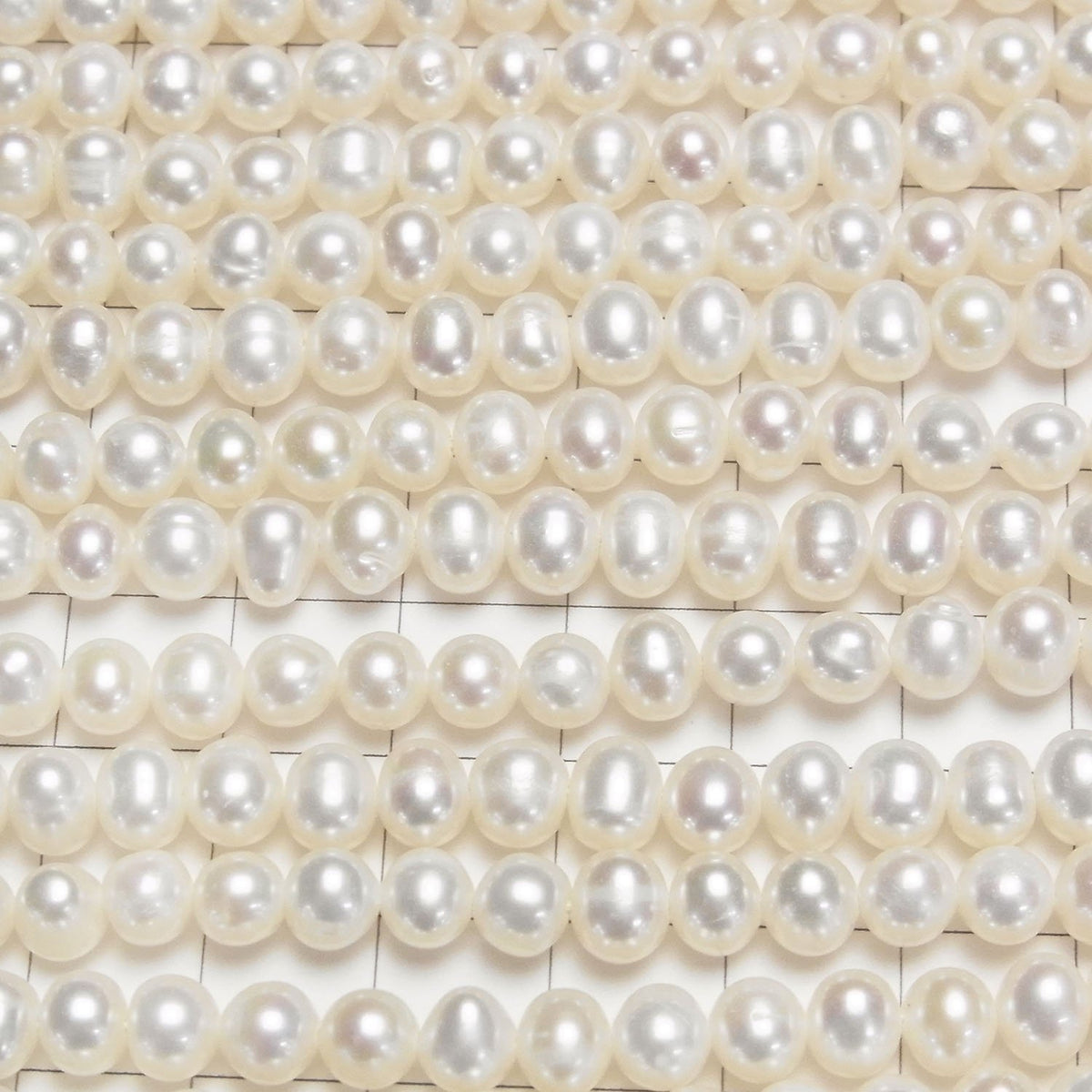 Perles d'eau douce AA+ forme patate 6-7mm blanches (env. 14 pouces/34 cm) un fil