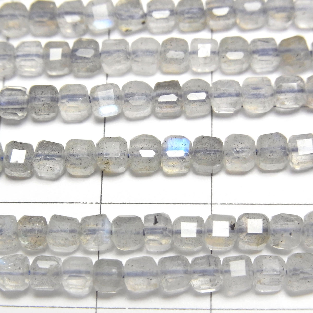 Haute qualité ! Labradorite de forme cube AA++ 3x3x3mm, 1 fil de perles (environ 15 pouces/37 cm)