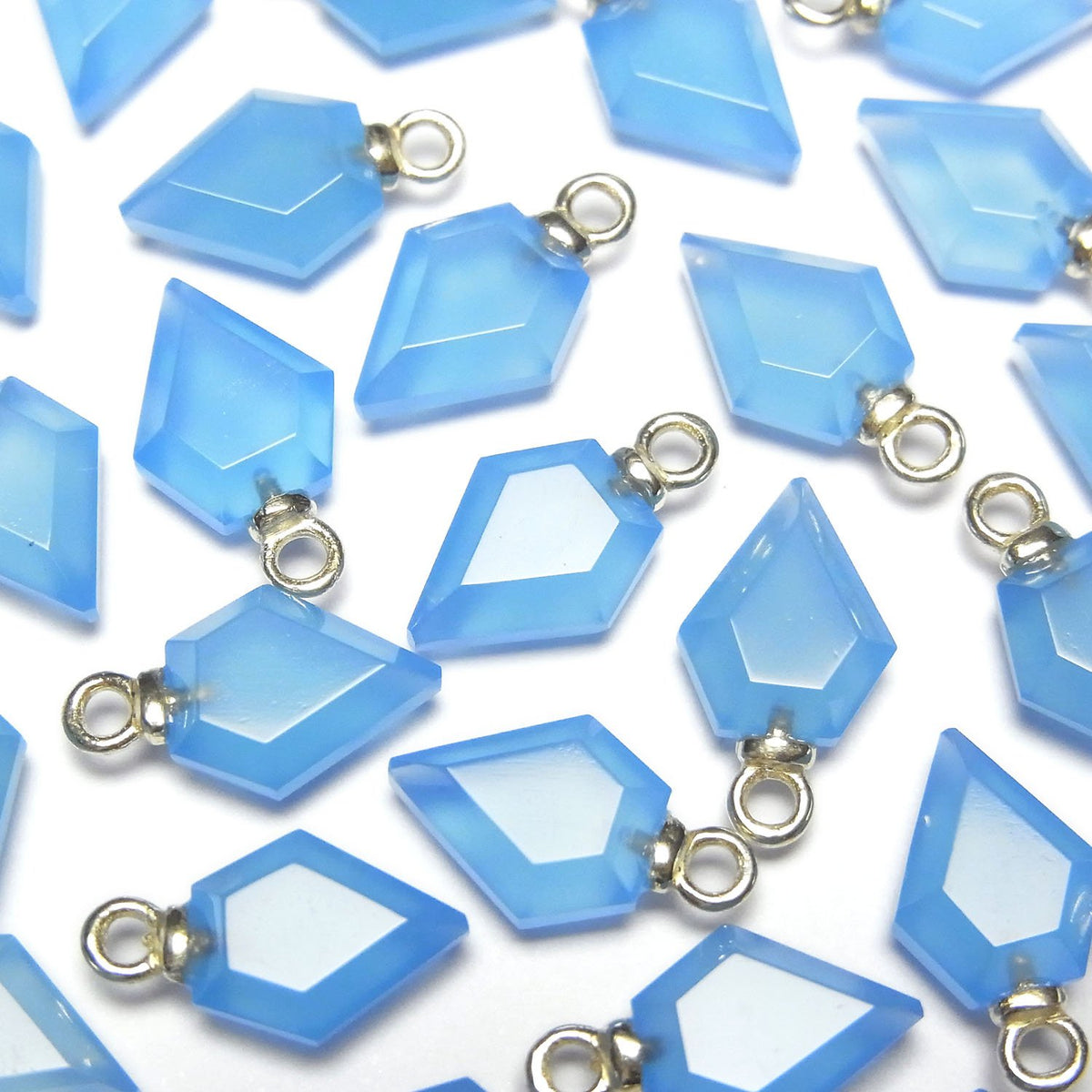 Blauer Chalcedon Pfeilspitze 9x7mm Charm (2 Stück)