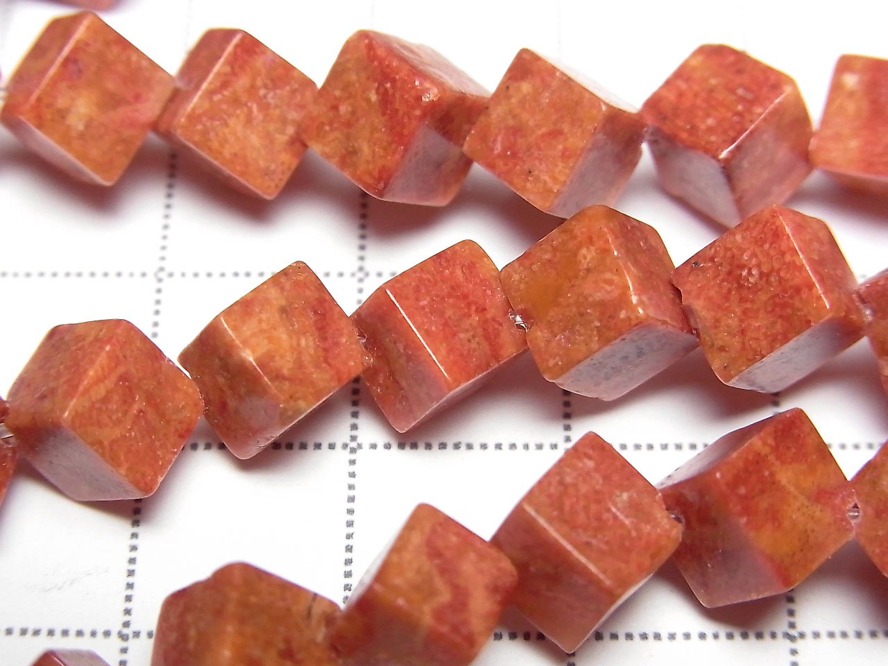 海綿珊瑚骰子珠 8x8x8毫米 1串(約15英吋/38公分)