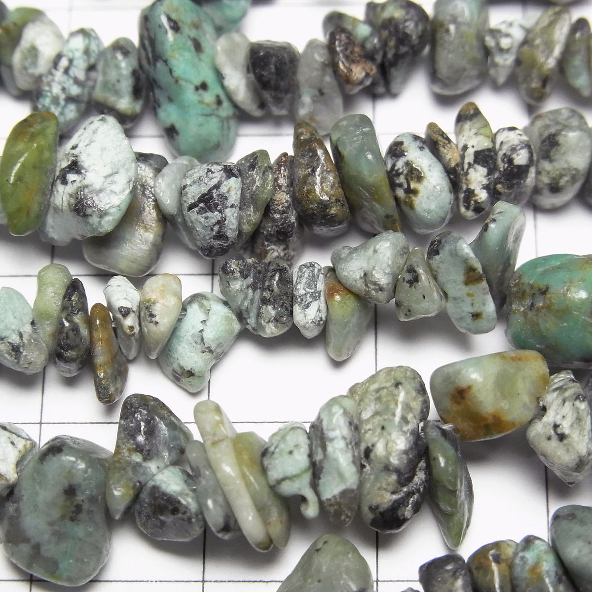 Pépites de Turquoise Africaine (petites pierres) 1 fil de perles (env. 76 cm)
