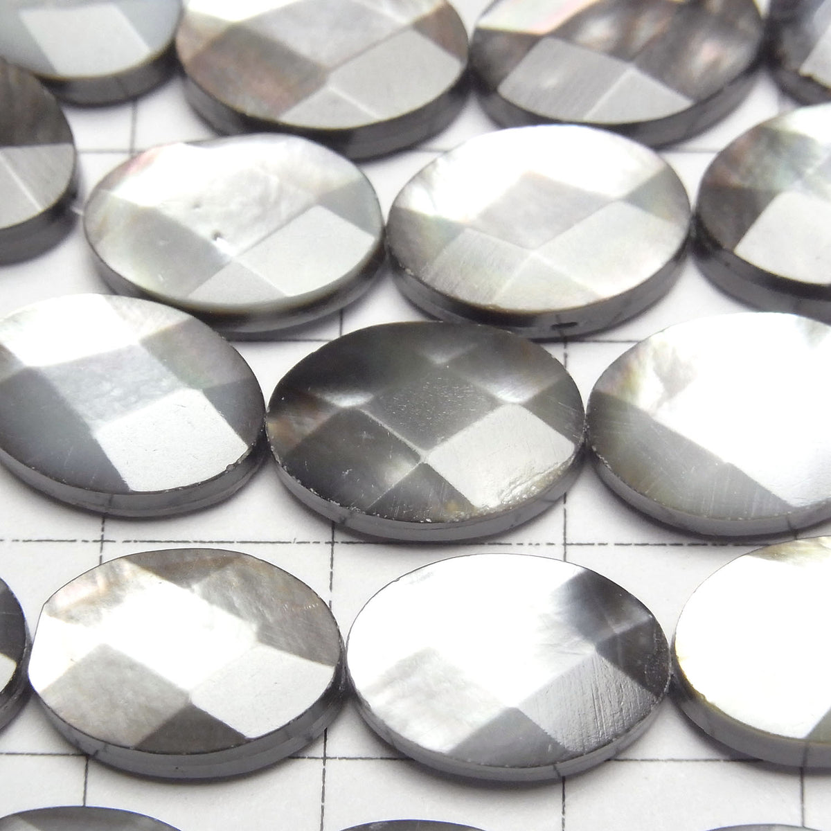 黑殼(黑唇蠔)AAA 刻面橢圓形 14 x 10 x 4 公釐半串或 1 串珠子(約 15 英吋/36 公分)