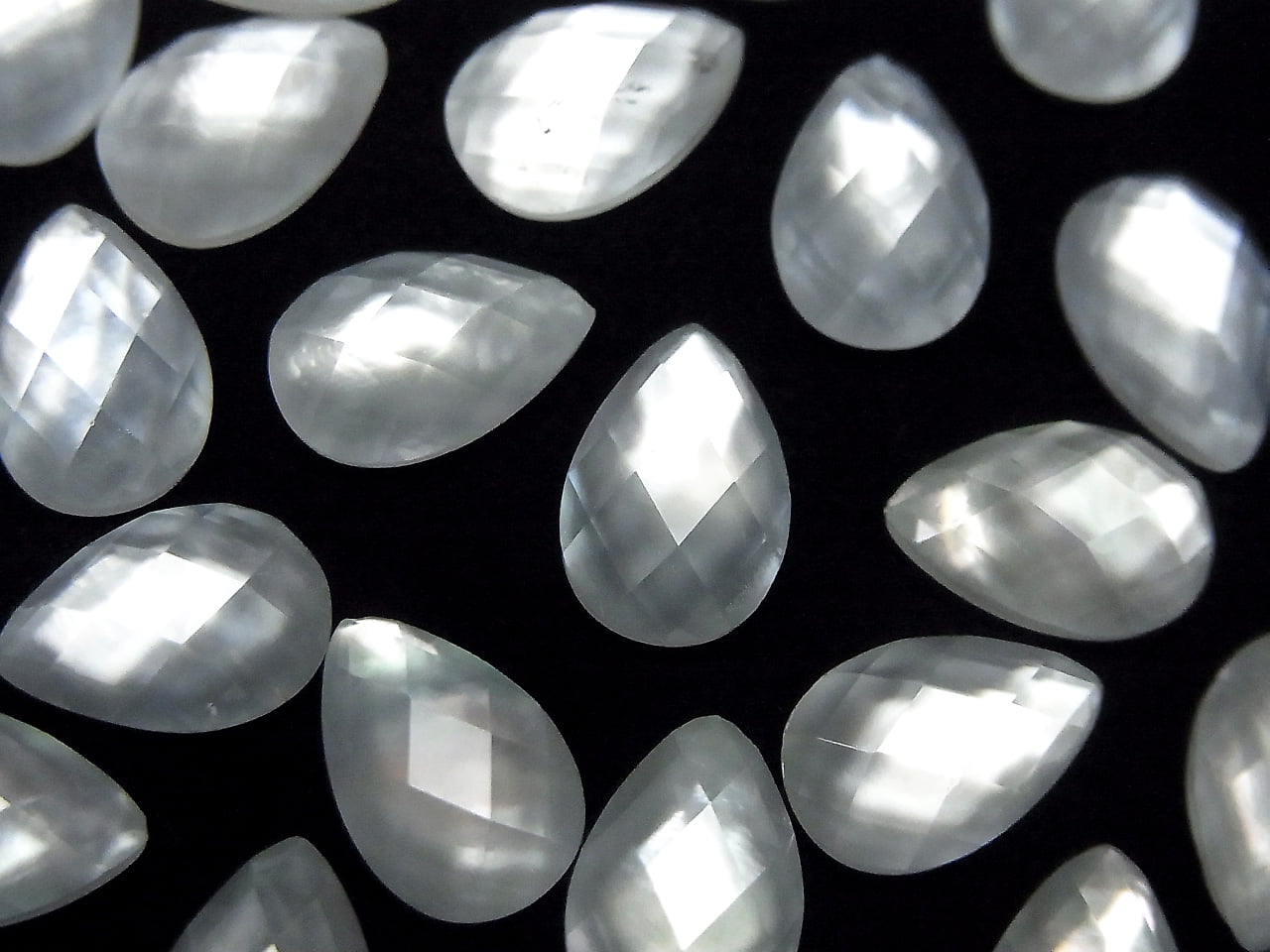 Weißes Muschel x Kristall AAA- Birnenform Facettierter Cabochon 12x8mm 3Stk