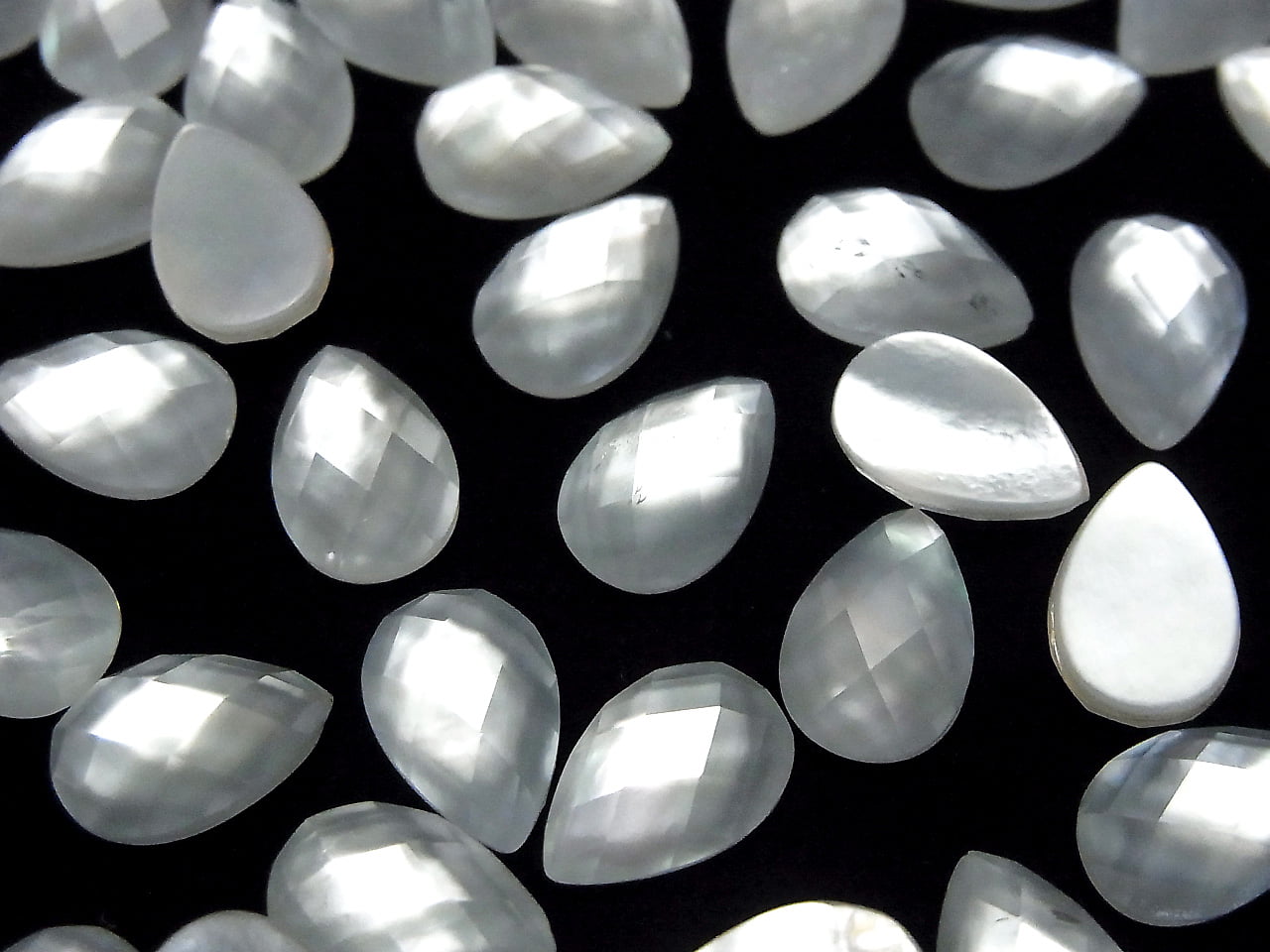 Weißes Muschel x Kristall AAA- Birnenform Facettierter Cabochon 12x8mm 3Stk