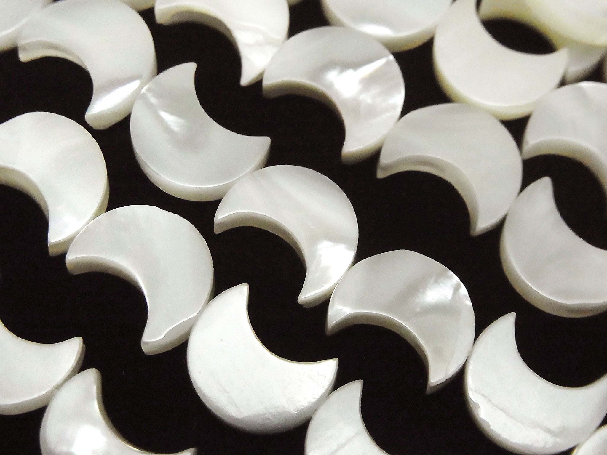 Mother of Pearl MOP White Crescent Shape 12x10x3mm 1strand beads (aprx.15inch/37cm)