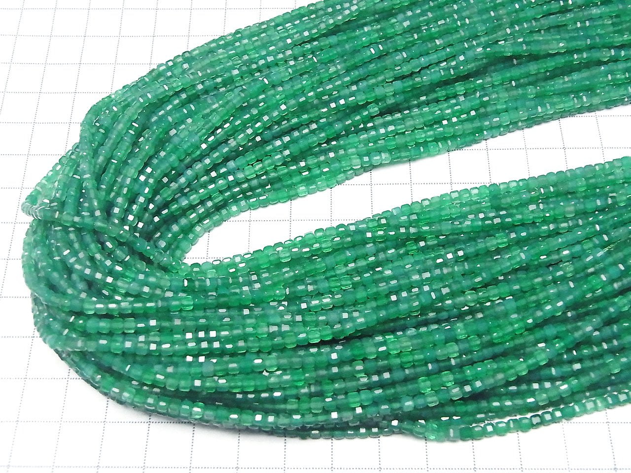 Haute qualité ! Onyx vert AAA, perles en forme de cube 2x2x2mm, 1 fil (env. 15 pouces/37cm)