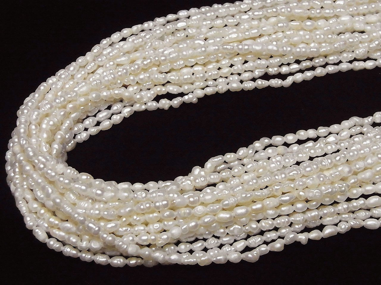 Perles d'eau douce AA en forme de grain de riz, 4x3x3mm, blanches, 1 brin (environ 13 pouces/33 cm)