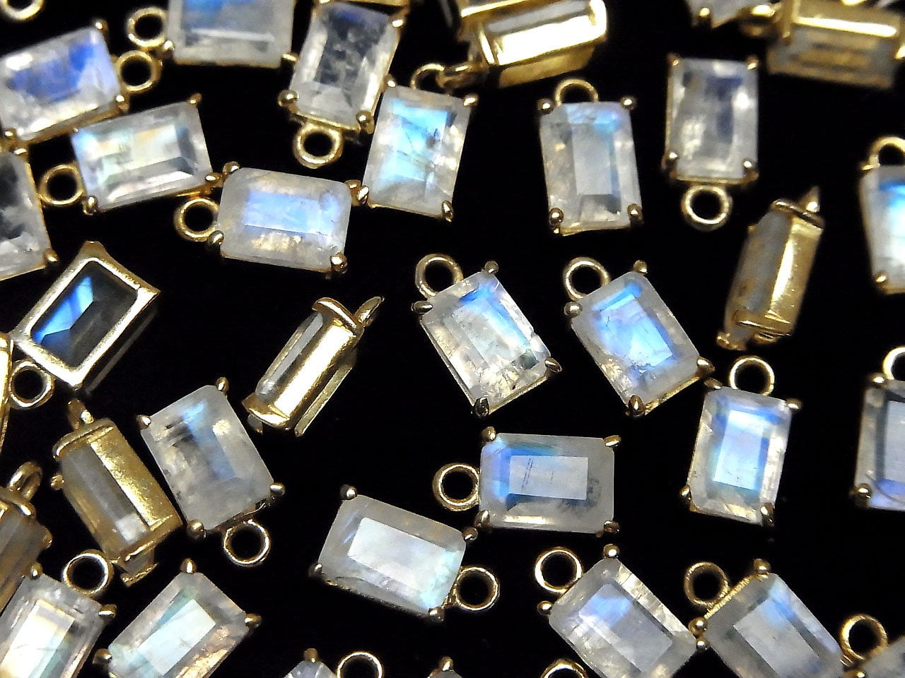 Hochwertiger Regenbogen-Mondstein AA++ Zargenfassung rechteckig facettiert 7x5mm 18KGP 2Stk