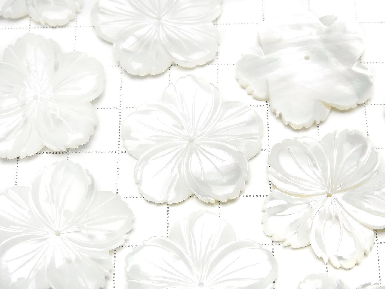 High Quality White Shell (Silver-lip Oyster) AAA Flower 30mm Center Hole 1pc