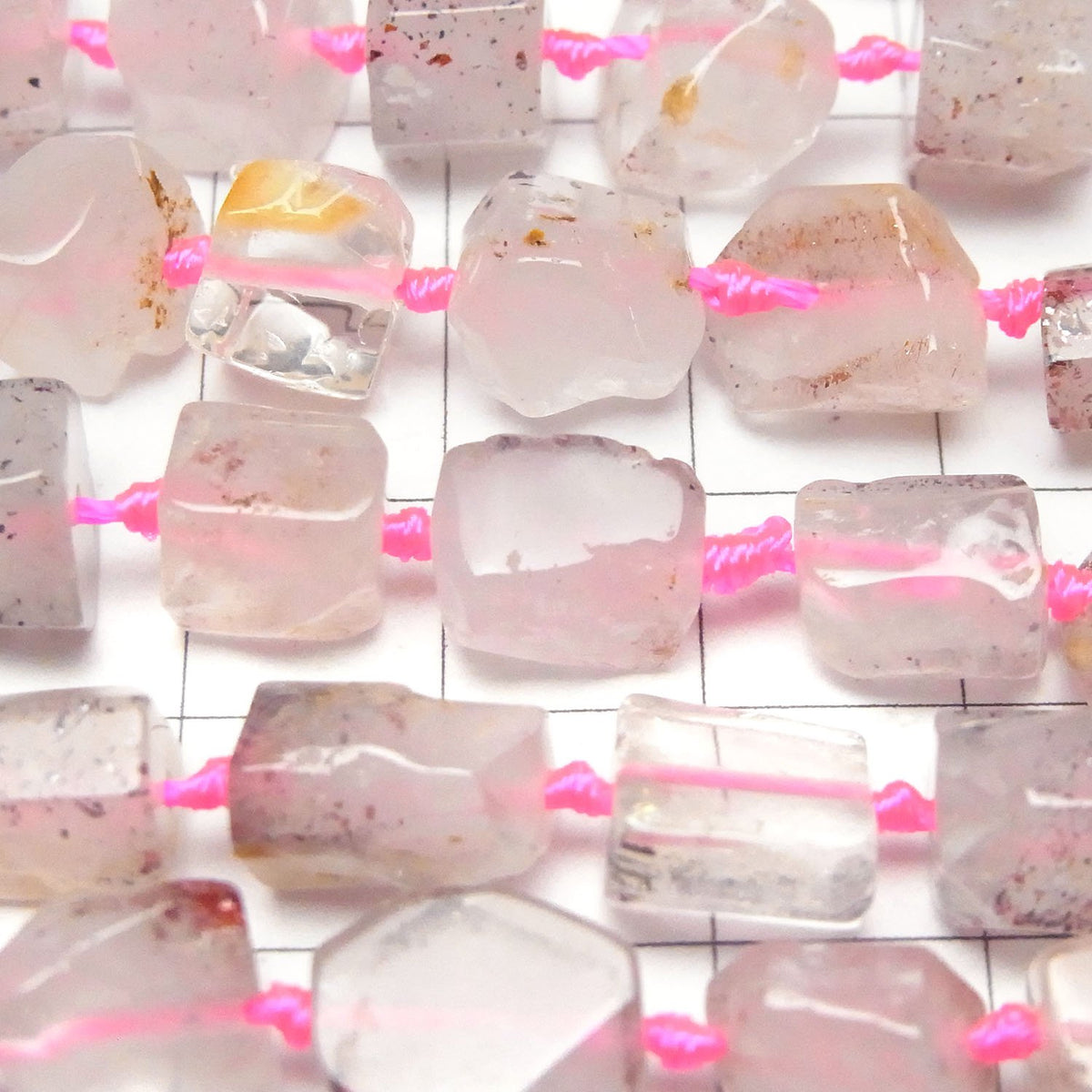 Lépidocrocite dans du quartz brut AA - 1 fil de perles (environ 38 cm/15 pouces)