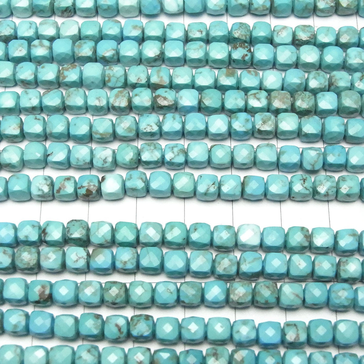 Haute qualité ! Perles en magnésite turquoise forme cube 5x5x5mm 1 fil (environ 37cm)