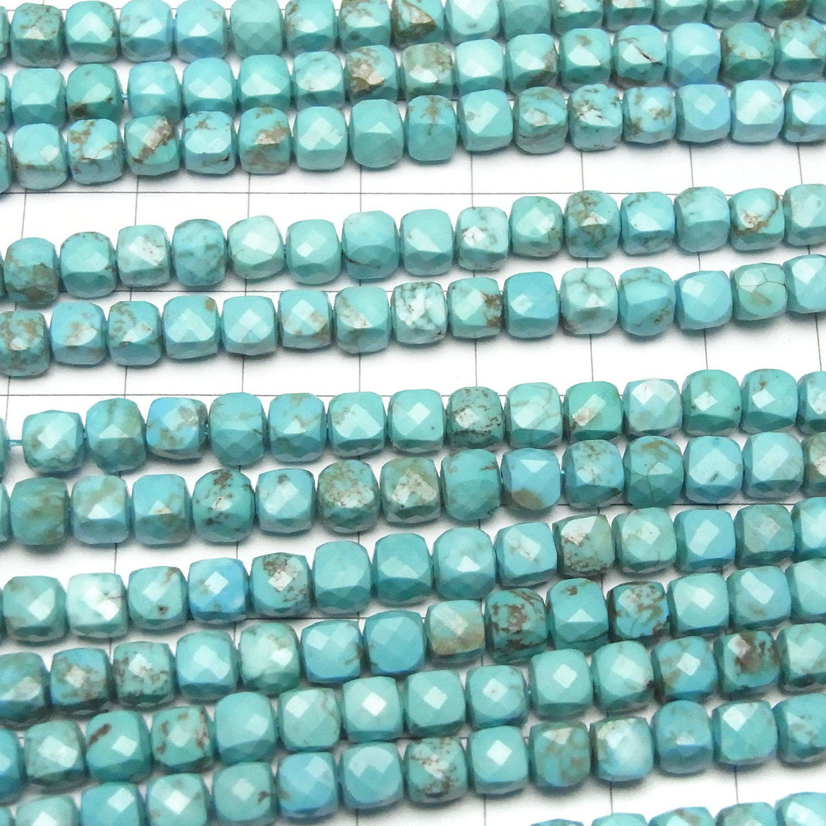Haute qualité ! Perles en magnésite turquoise forme cube 5x5x5mm 1 fil (environ 37cm)