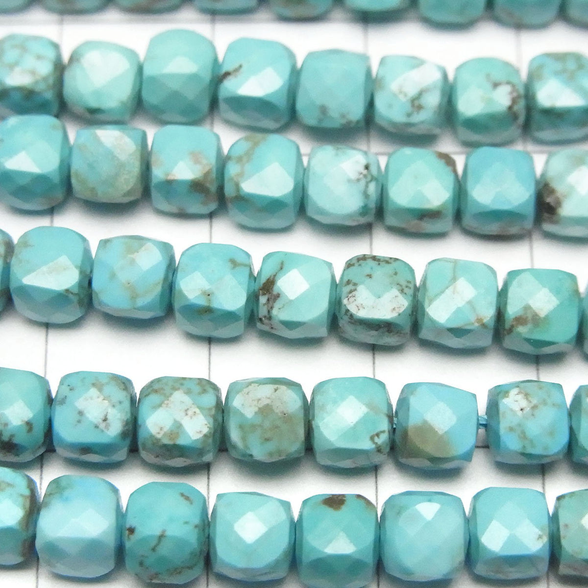 Haute qualité ! Perles en magnésite turquoise forme cube 5x5x5mm 1 fil (environ 37cm)