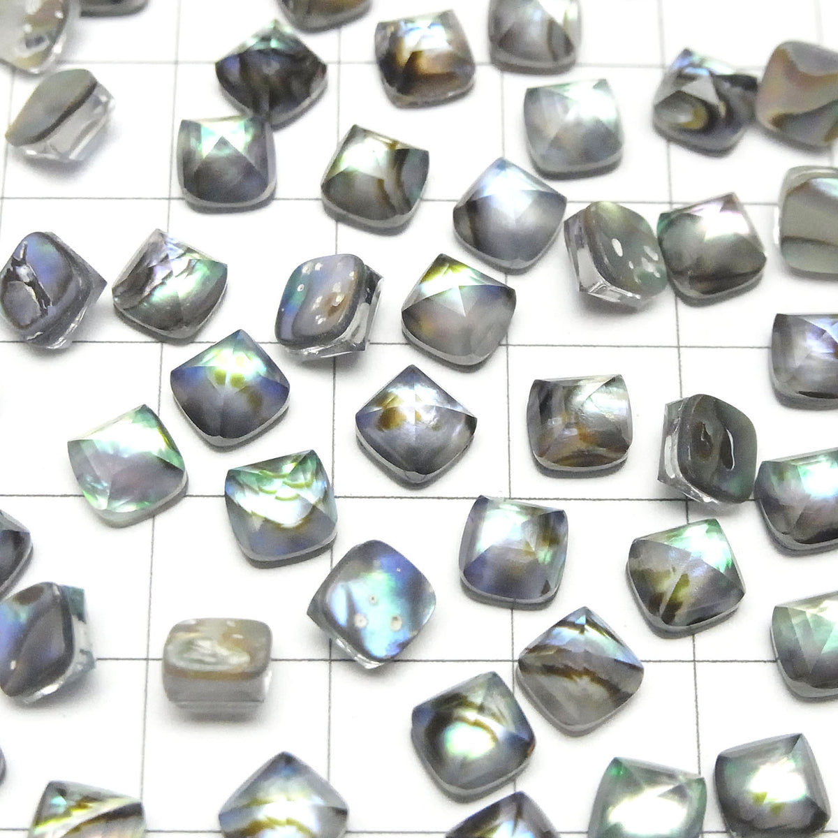 Coquille d'ormeau x Cristal de roche AAA taille Sugarloaf 6x6mm 2pcs