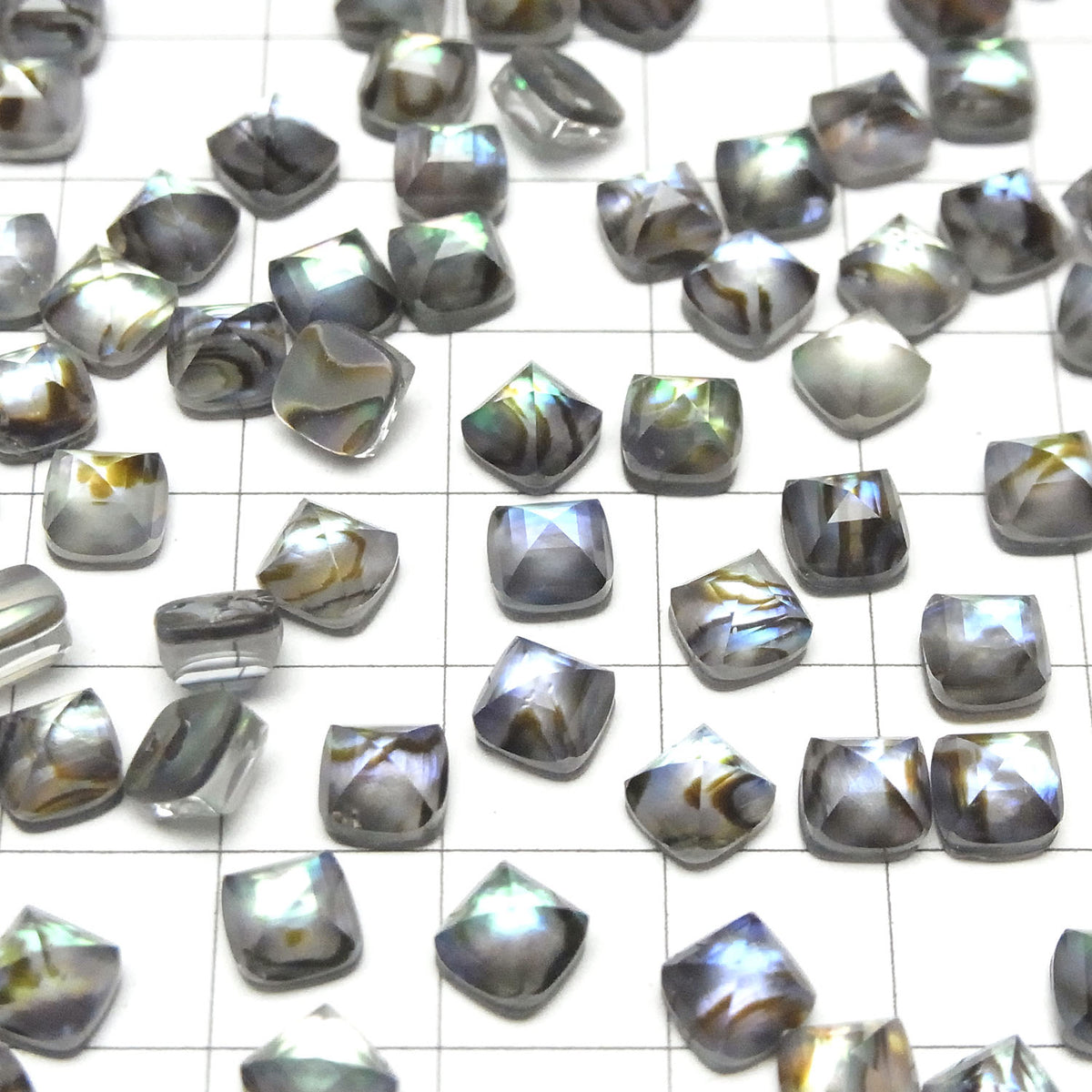 Coquille d'ormeau x Cristal de roche AAA taille Sugarloaf 6x6mm 2pcs