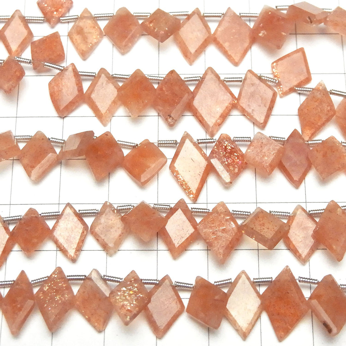 Pierre de Soleil de Haute Qualité AAA - Perles en forme de diamant, 1 fil (environ 7 pouces / 18 cm)