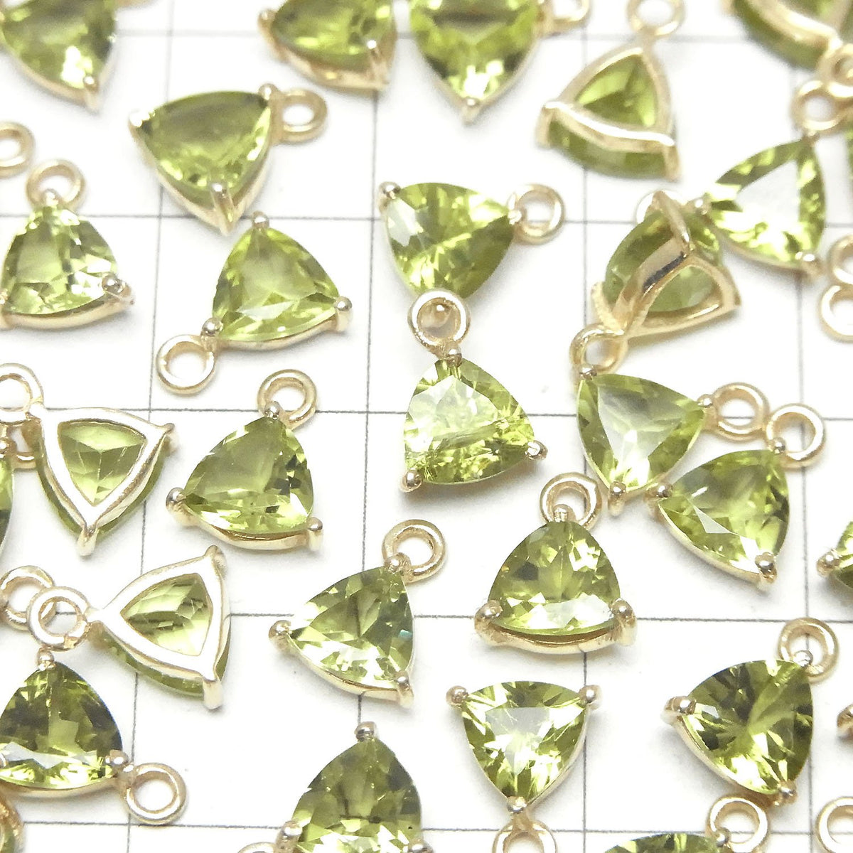 Péridot de haute qualité AAA serti clos triangulaire facetté 7x7mm plaqué or 18 carats 2 pièces