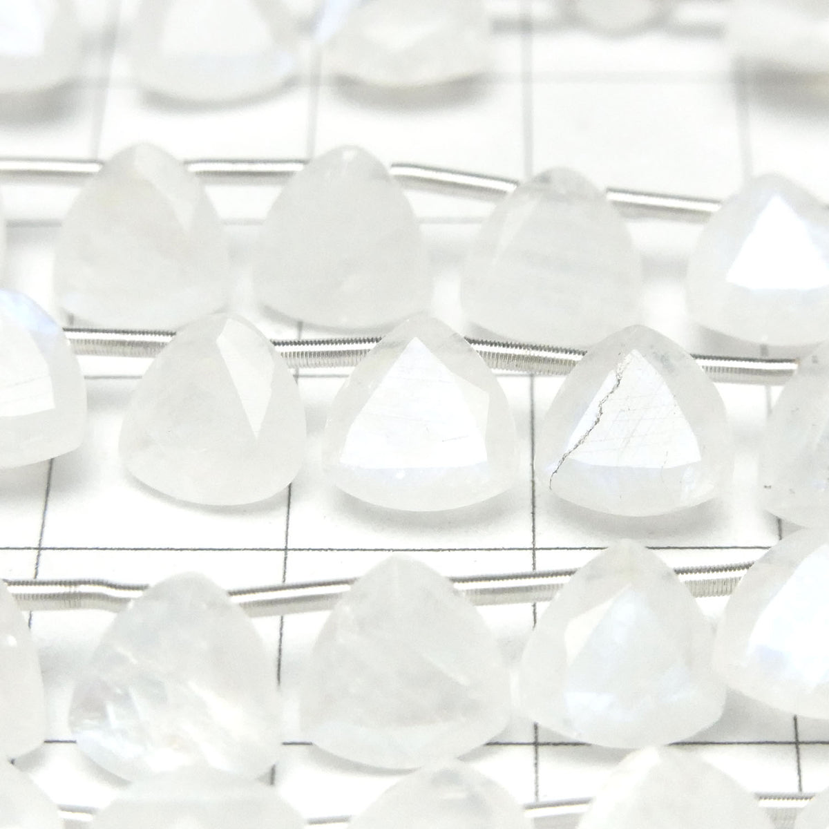 高品質彩虹月光石 AA++ 三角刻面 8x8mm 半串或 1 串珠子(18顆)