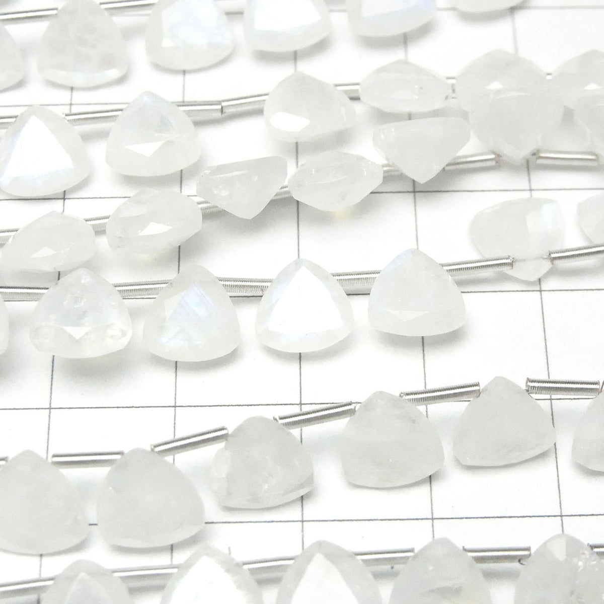 高品質彩虹月光石 AA++ 三角刻面 8x8mm 半串或 1 串珠子(18顆)