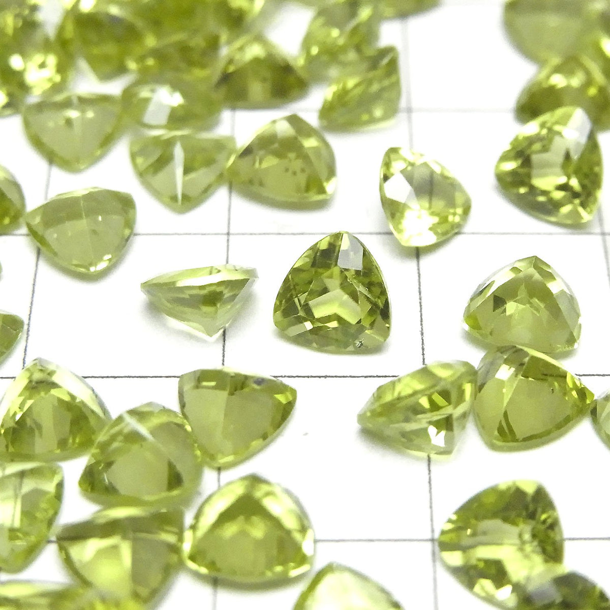 Péridot de haute qualité AAA Pierre libre Facettée en triangle 6x6mm 3 pièces