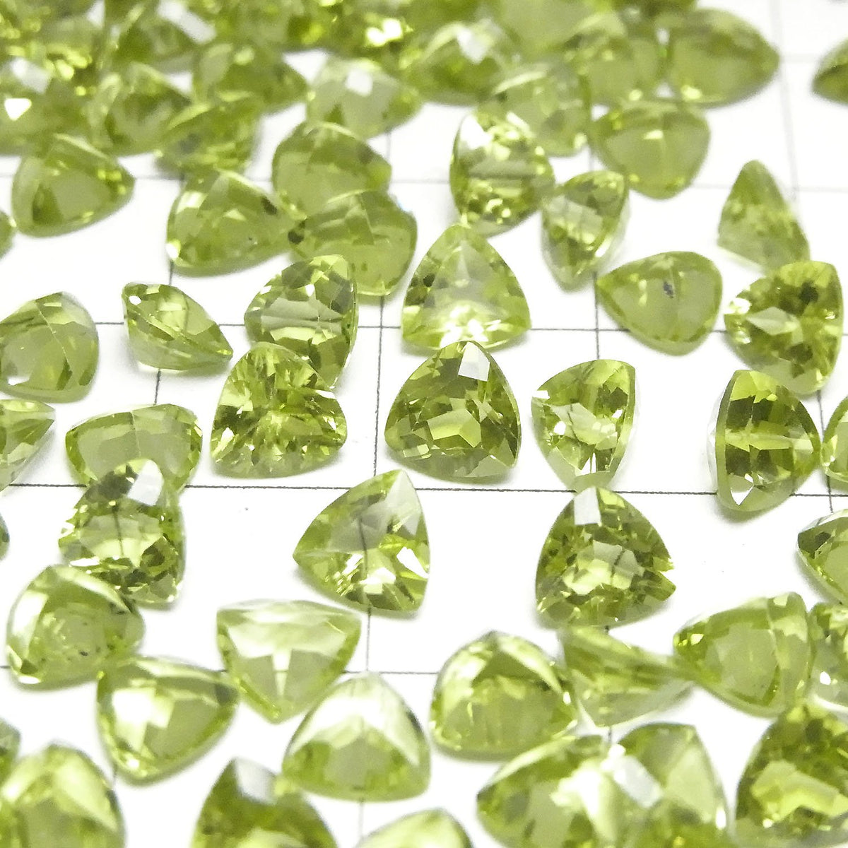 Péridot de haute qualité AAA Pierre libre Facettée en triangle 6x6mm 3 pièces