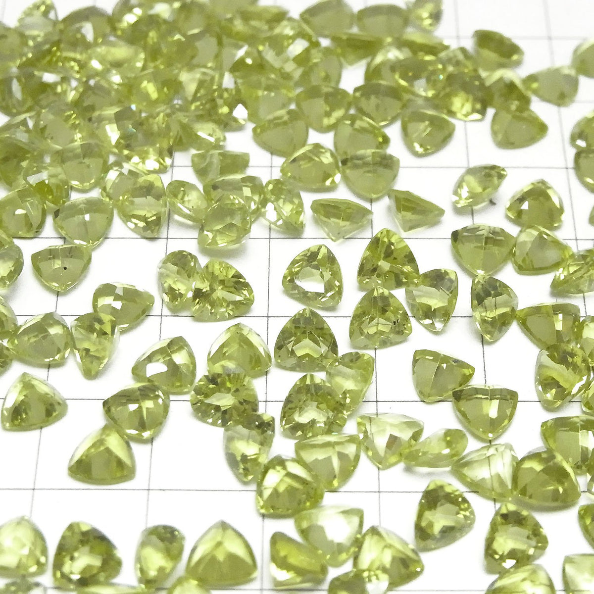 Péridot de haute qualité AAA Pierre libre Facettée en triangle 6x6mm 3 pièces