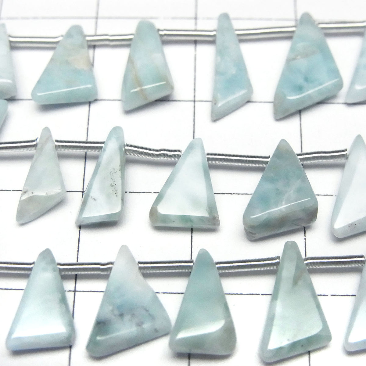 Perles Larimar Pectolite AA++ Triangle plat en demi ou 1 rang (env. 7 pouces/17 cm)