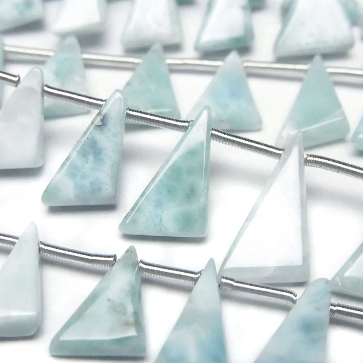 Perles Larimar Pectolite AA++ Triangle plat en demi ou 1 rang (env. 7 pouces/17 cm)