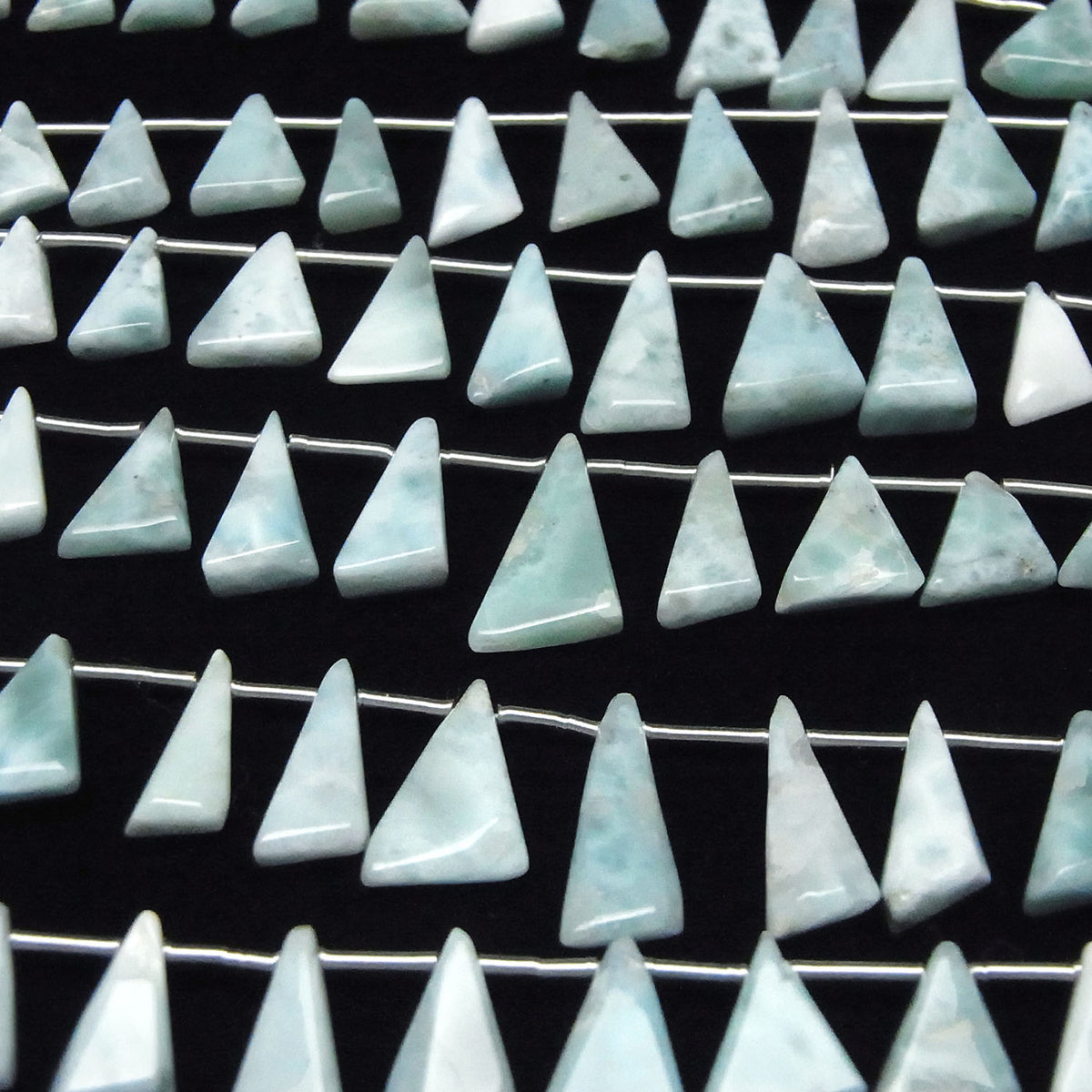 Perles Larimar Pectolite AA++ Triangle plat en demi ou 1 rang (env. 7 pouces/17 cm)
