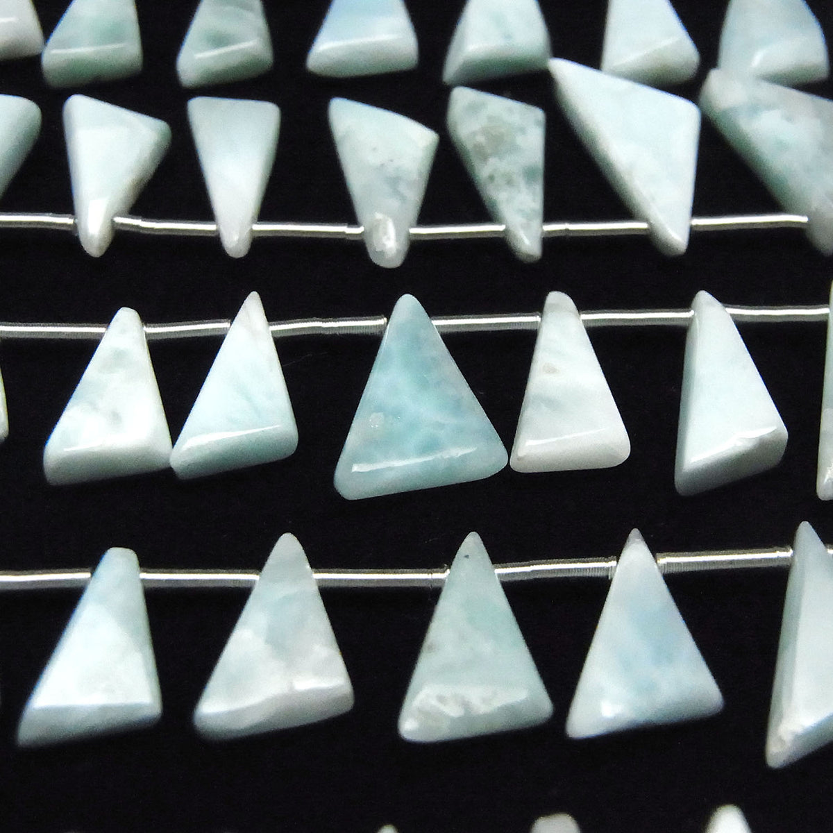 Perles Larimar Pectolite AA++ Triangle plat en demi ou 1 rang (env. 7 pouces/17 cm)