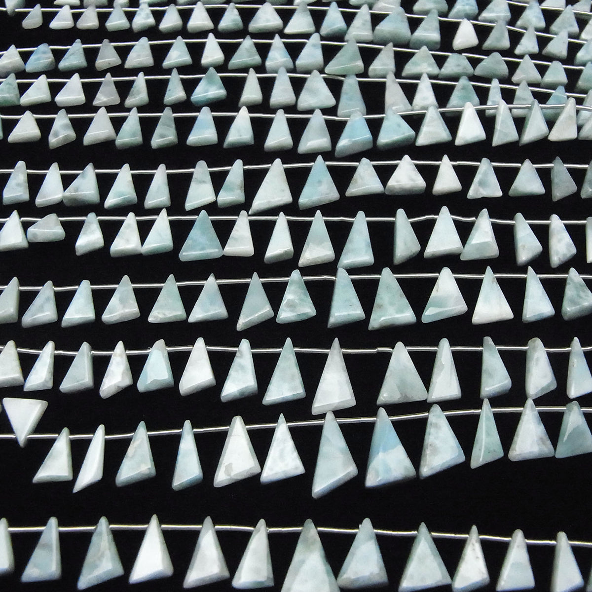 Perles Larimar Pectolite AA++ Triangle plat en demi ou 1 rang (env. 7 pouces/17 cm)
