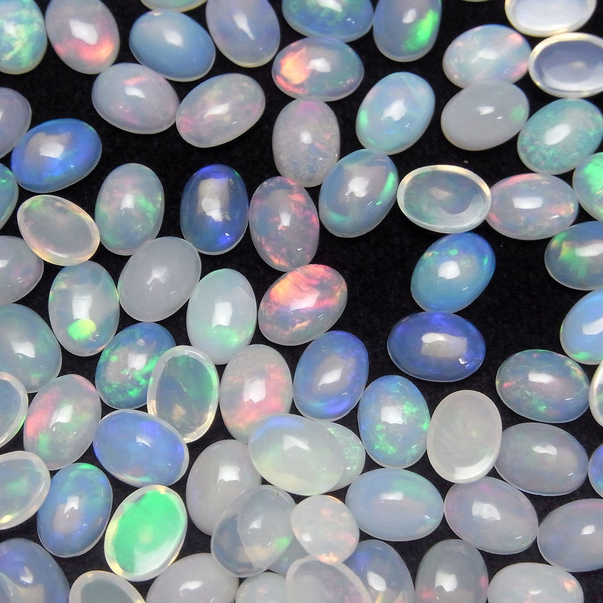 Hochwertiger Äthiopischer Opal AAA Oval Cabochon 7x5mm 3 Stück