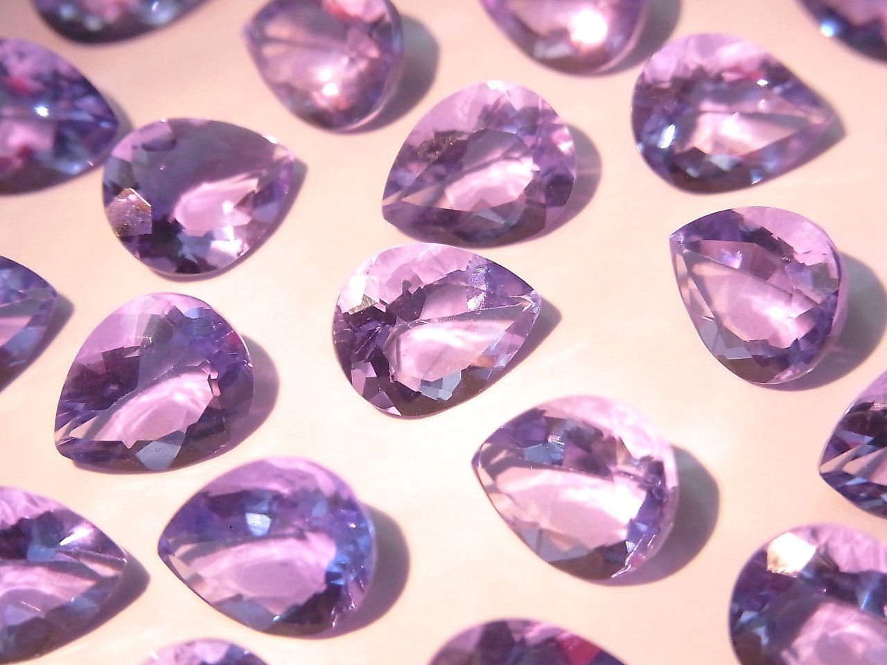 Hochwertiger Farbwechsel-Fluorit AAA Lose Steine Birnenform facettiert 10x8mm 1 Stück