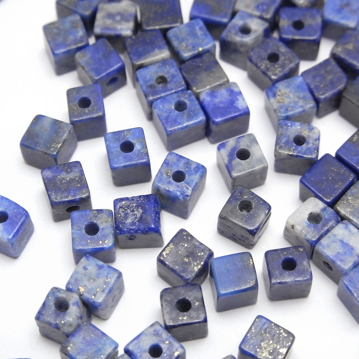 Lapis-lazuli AA+ cube 4x4x4mm [Trou percé à moitié] 4 pièces