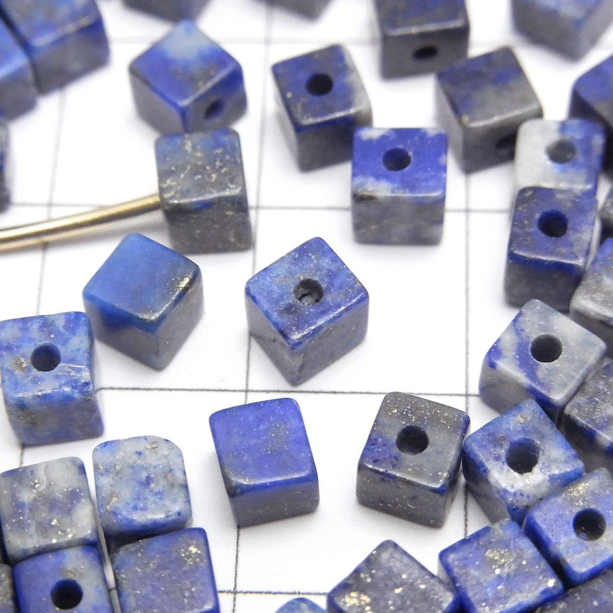 Lapis-lazuli AA+ cube 4x4x4mm [Trou percé à moitié] 4 pièces