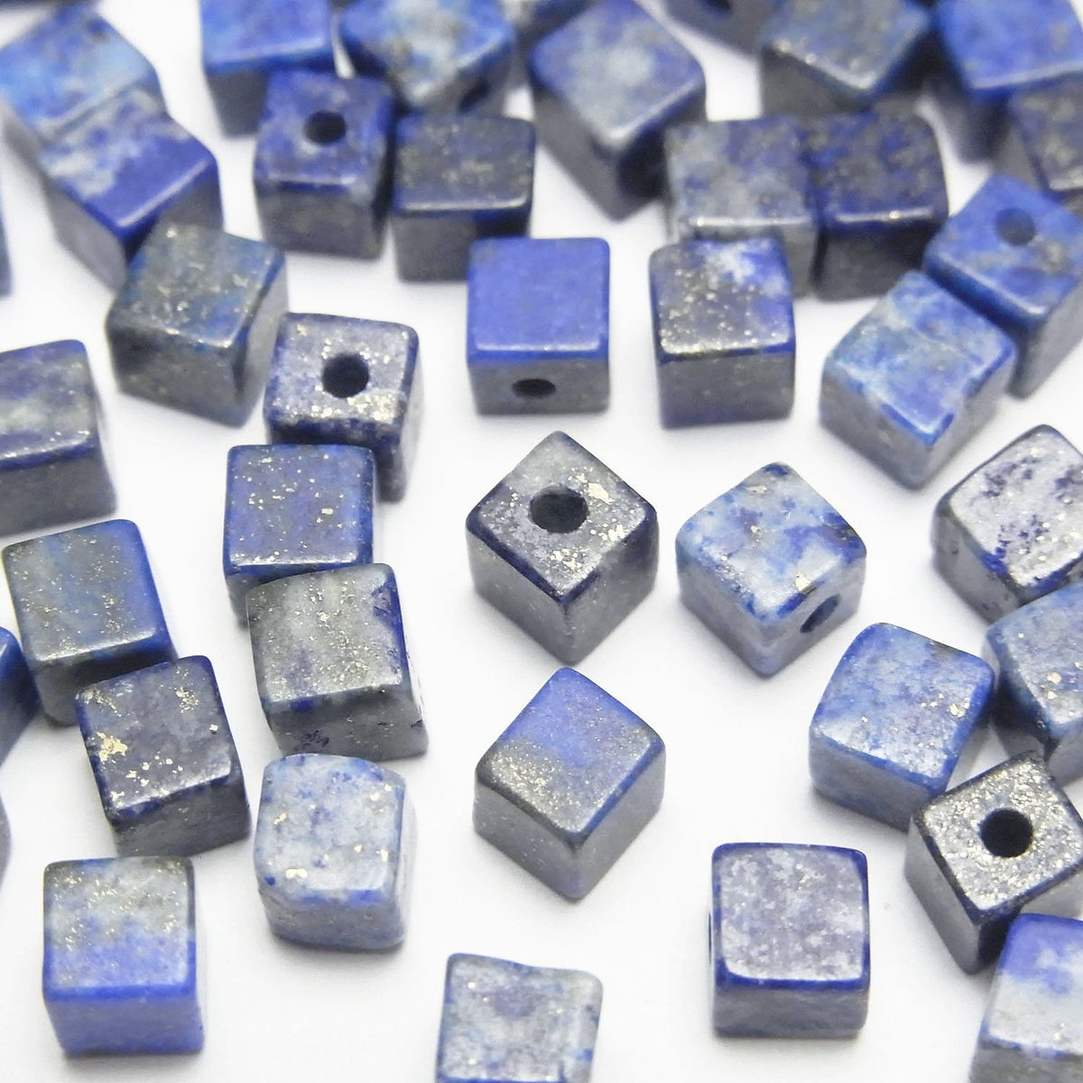 Lapislazuli AA+ Würfel 4x4x4mm [halb durchbohrtes Loch] 4 Stück