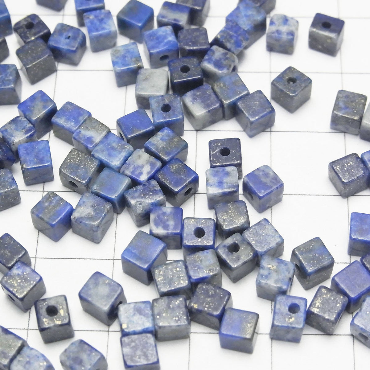 Lapis-lazuli AA+ cube 4x4x4mm [Trou percé à moitié] 4 pièces